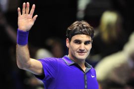 Switzerland's Roger Federer waves after beating Serbia's Janko Tipsarevic during their group B singles match in the round robin stage on the second day of the ATP World Tour Finals tennis tournament in London on November 6, 2012. AFP PHOTO / GLYN KIRK