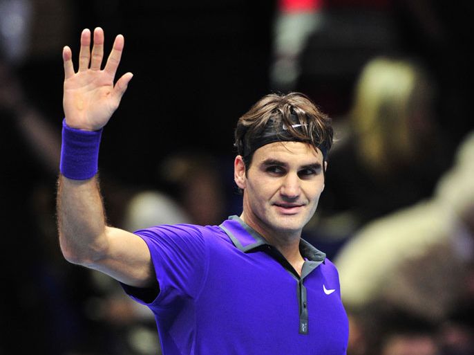 Switzerland's Roger Federer waves after beating Serbia's Janko Tipsarevic during their group B singles match in the round robin stage on the second day of the ATP World Tour Finals tennis tournament in London on November 6, 2012. AFP PHOTO / GLYN KIRK