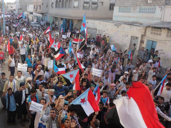 مسيرة لأنصار الحراك تحمل أعلام دولة جنوب اليمن السابقة الجزيرة نت