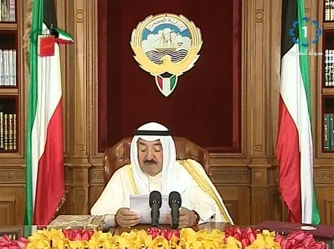 أمير دولة الكويت يحذر من تعريض البلاد للفوضى