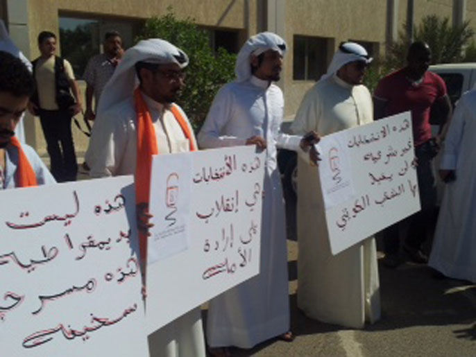 مجموعات شبابية تحمل لافتات تطالب الكويتيين بمقاطعة الانتخابات (الجزيرة-أرشيف)