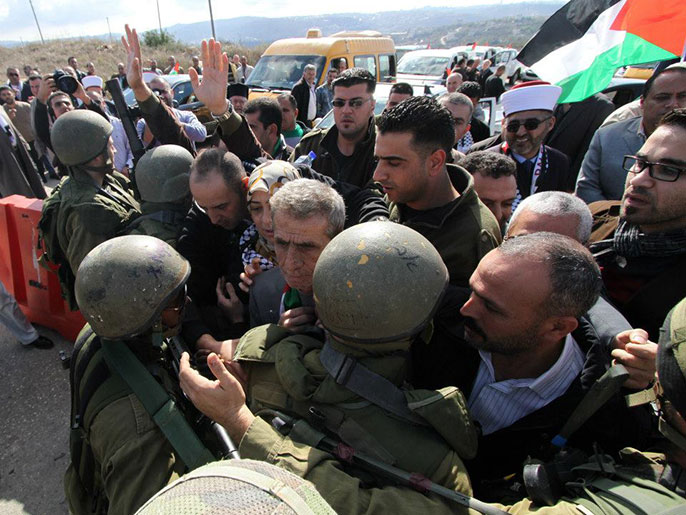 ‪فلسطينيون يشتبكون مع جنود إسرائيليين لدى محاولتهم قطع الطرق‬ (الجزيرة نت)