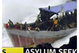 a channel 7 tv framegrab of a photo released by the west australian on december 15, 2010 shows a survivor (c) from an asylum boat full of refugees which was smashed by violent seas against the jagged coastline of australia's christmas island (الفرنسية)