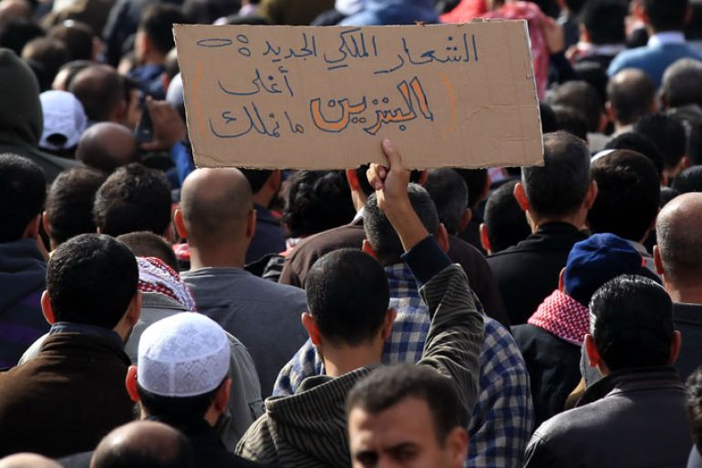 شاب يرفع شعار خلال مسيرة في وسط عمان يسخر من شعار (الانسان اغلى ما نملك) - ارشيف