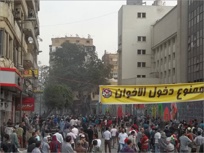 بعض المحتجين رفعوا لافتة ترفض دخول الإخوان إلى شارع محمد محمود (الجزيرة)