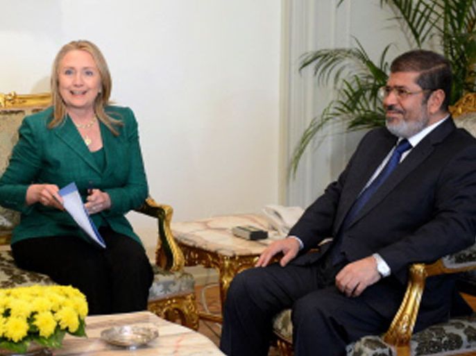 Egyptian President Mohamed Morsi (R) meets with US Secretary Hilary Clinton at the presidential palace in Cairo on November 21, 2012. Clinton's visit comes amid a flurry of diplomatic activity aimed an bringing an end to the conflict which has killed over 130 people in a week. AFP PHOTO / KHALED DESOUKI