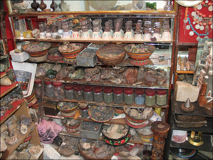 سوق العقيق يضم 20 نوعا من الأحجار الكريمة 