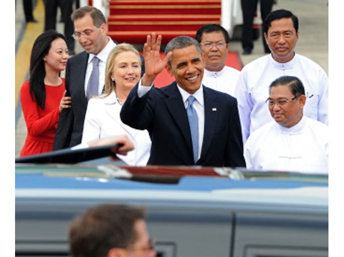 SOE425 - Yangon, -, MYANMAR : US President Barack Obama (R) waves as he is accompanied by Secretary of State Hillary Clinton (C-L) on arrival at the Yangon International airport on November 19, 2012. Obama arrived in Myanmar for a historic visit aimed at encouraging a string of dramatic political reforms in the former pariah state. AFP PHOTO/ Soe Than WIN