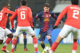Barcelona football team's forward Lionel Messi (C) vies with Spartak football team's players in Moscow on November 20, 2012, during their UEFA Champions League group G game AFP PHOTO / ALEXANDER NEMENOV