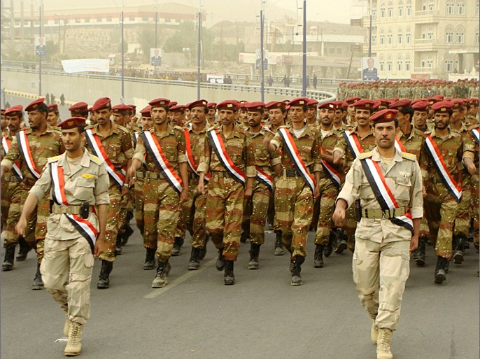 قوات الفرقة الأولى مدرع خلال عرض عسكري بشارع الستين بصنعاء.jpg