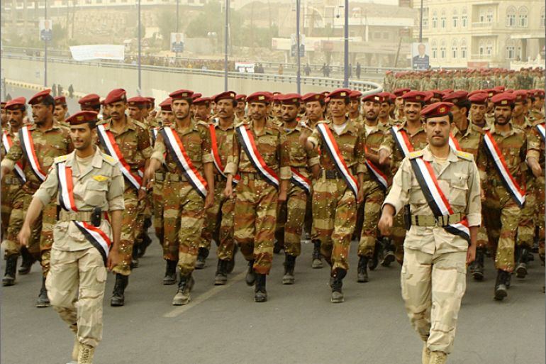 قوات الفرقة الأولى مدرع خلال عرض عسكري بشارع الستين بصنعاء.jpg