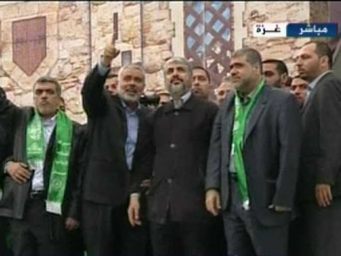 ‪مشعل وقادة حماس أثناء الحفل الجماهيري‬ (الجزيرة)