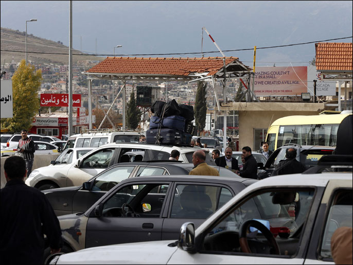 ‪ازدحام اللاجئين الفلسطينيين عند معابر الحدود اللبنانية‬ (رويترز)