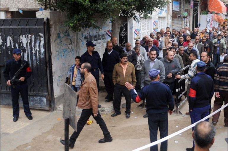 Egyptians cue outside a polling station to cast their vote on a new constitution supported by the ruling Islamists but bitterly contested by a secular-leaning opposition in the coastal city of Alexandria, on December 15, 2012. Hostility and fear of the Islamist line espoused by President Mohamed Morsi and his Muslim Brotherhood were major reasons many voters gave for casting "no" ballots, rather than the text of the draft charter itself. AFP PHOTO/STR