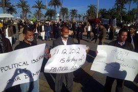 متظاهرون يرفعون شعارات تطالب بالعزل السياسي