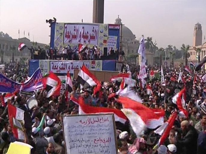 إنطلاق مظاهرات مؤيدة للرئيس المصري تزامنا مع تسلمه المسودة النهائية للدستور