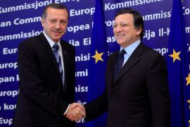 epa01604708 Prime Minister of Turkey Recep Tayyip Erdogan (L) is welcomed by European Commission President Jose Manuel Barroso (R) prior to a lunch meeting, 19 December 2009. Turkish Prime Minister Recep Tayyip Erdogan is in the European Union‘s capital for talks on Iran, Gaza and his country‘s EU hopes, officials in Brussels said. EPA/OLIVIER HOSLET