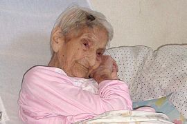 epa02788687 A file picture from 18 May 2011 shows Maria Gomes Valentim, 114, in Carangola, Brazil. Gomes Valentim, considered the world's oldest person by Guinness Records Book, died on 21 June 2011 at 114 years and 347 days old in a hospital of Brazilian state of Minas Gerais. EPA/JANDIRA BRAZIL OUT