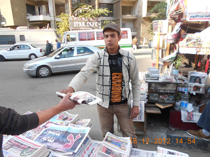 مكتبة لبيع الصحف على الشارع (الجزيرة نت)