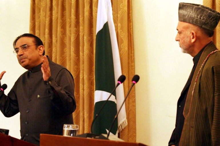 epa01592007 Pakistani President Asif Zardari (L), and his Afghan counterpart Hamid Karzai (R) talk to media during a joint press conference in Kabul, Afghanistan, 06 January 2009. Pakistani President Asif Ali Zardari arrived on a one-day visit to Afghanistan on 06 January, to hold talks with Afghan President Hamid Karzai on ways to combat Taliban-led militants active in both South-Asian nations. EPA/S. SABAWOON