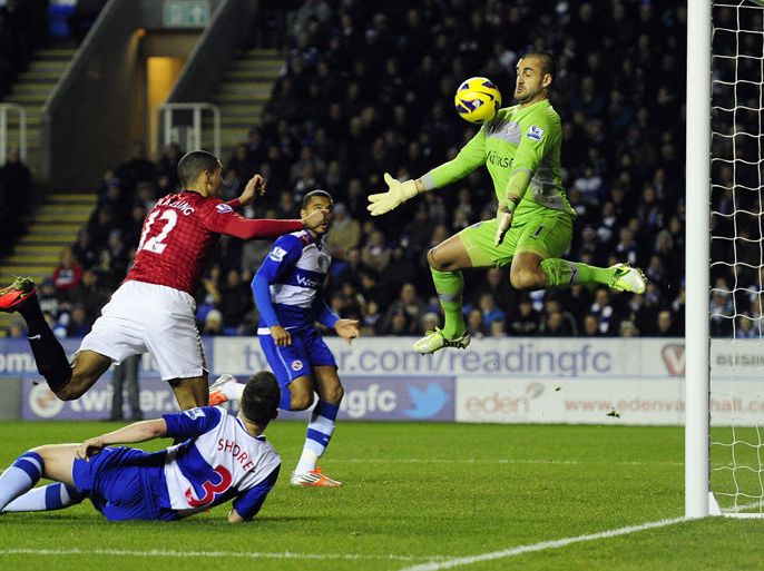Manchester United's English defender Chris Smalling (L) has his header saved by Reading's Australian goalkeeper Adam Federici (R) during the English Premier League football match between Reading and Manchester United at the Madejski Stadium, in Reading, Berkshire, southern England, on December 1, 2012. AFP PHOTO / GLYN KIRK