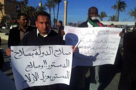 متظاهرون يرفعون شعارات تطالب بعزل رموز النظام السابق