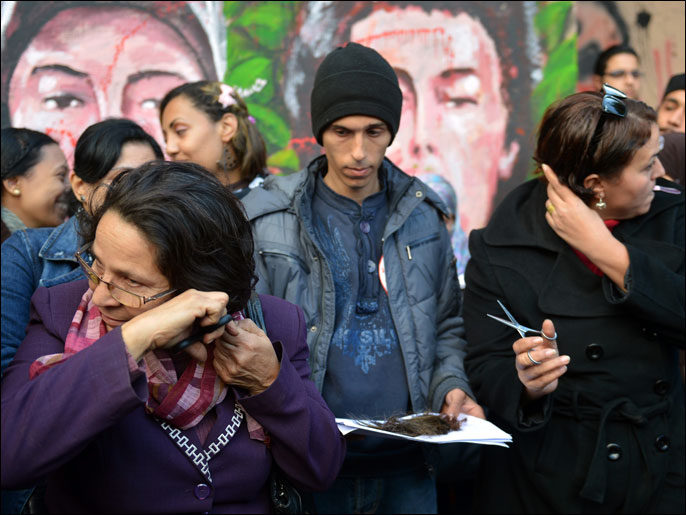 ‪معارضات قصصن شعورهن في ميدان التحرير احتجاجا على الدستور‬ (الفرنسية)
