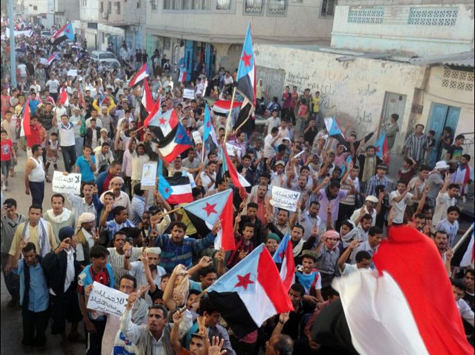 صورة من الارشيف لمسيرة بجنوب اليمن تحمل علم دولة الجنوب - السابقة