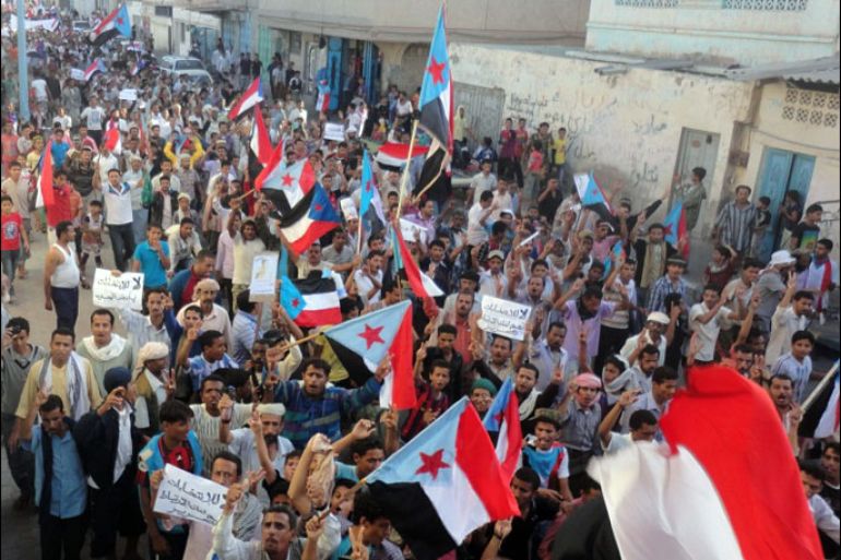صورة من الارشيف لمسيرة بجنوب اليمن تحمل علم دولة الجنوب - السابقة