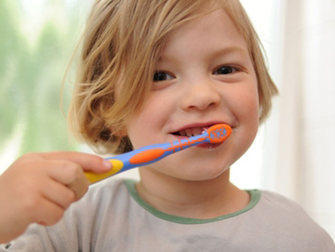 ‪على الأهل تعليم الطفل كيف ينظف أسنانه ومتابعته في ذلك‬ (الألمانية)
