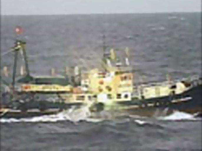 r_a video grab shows a ship carrying chinese activists approaching the uninhabited east china sea islets known as the senkakus in japan and diaoyutai in china, (رويترز)
