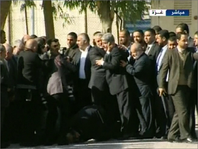 ‪قيادات حماس ووفود فلسطينية في استقبال مشعل‬ قيادات حماس ووفود فلسطينية في استقبال مشعل (الجزيرة)