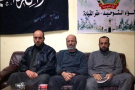 عبد القادر صالح يمين وبجانبه أبو جمعة ثم أبو عبد الله وهم قادة في لواء التوحيد