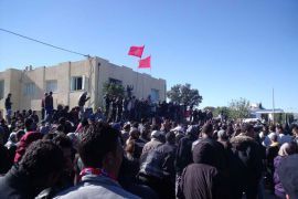 أهالي سليانة يحتشدون أمام مقر اتحاد الشغل المحلي للمطالبة برحيل المحافظ