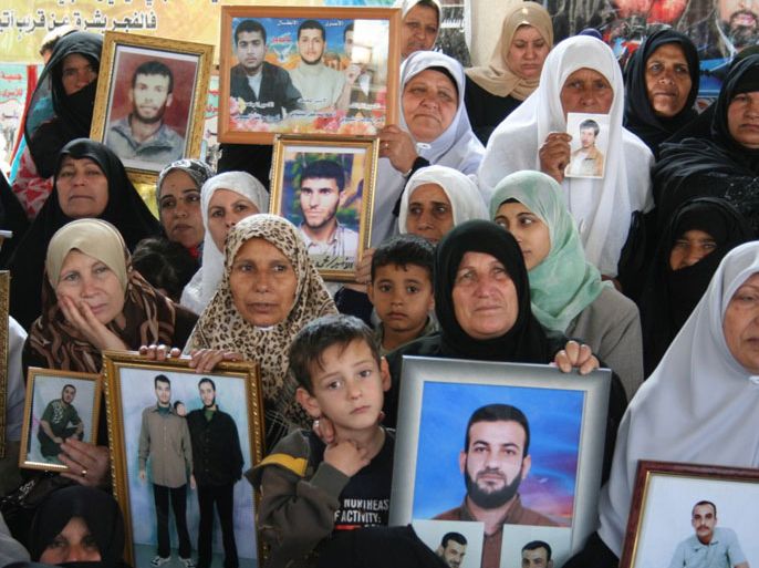 ذو الأسرى يعتصمون كل يوم اثنين في مقر الصليب الأحمر بمدينة غزة تضامناً مع أبنائهم
