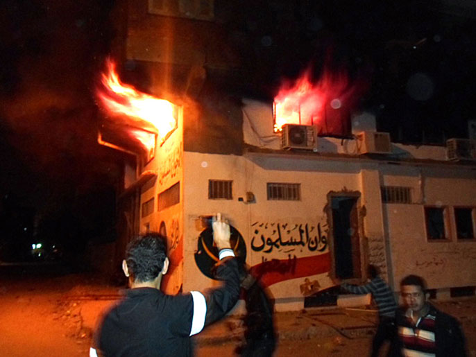 إحراق مقر لجماعة الإخوان المسلمين قبل أيام في مدينة الإسماعيلية (الفرنسية)