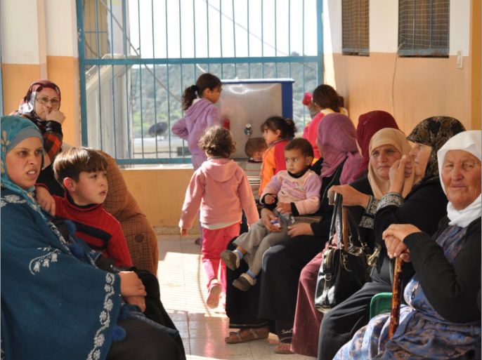 نساء وأطفال ومسنات قبالة العيادات المتنقلة بانتظار الدور للعلاج
