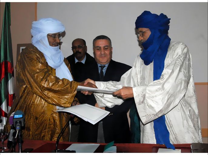 : Members of Ansar Dine and Tuareg National Movement for the Liberation of Azawad (MNLA) are seen during a meeting in Algiers on December 21, 2012. Ansar Dine and MNLA, armed rebel groups active in northern Mali, announced their commitment to suspending hostilities and negotiating with the Malian authorities to end the crisis. AFP PHOTO / FAROUK BATICHE