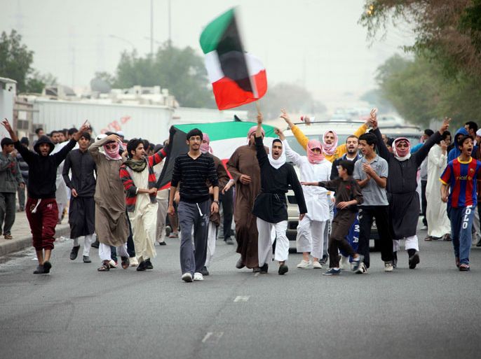 afp : Stateless Arabs, known as bidoons, march during a protest to demand citizenship and other basic rights in Jahra, 50 kms (31 miles) northwest of Kuwait City, on December 10, 2012. Encouraged by Arab Spring protests, stateless people estimated at more than 105,000 have been regularly demonstrating since February 2011 to press Kuwaiti authorities to resolve their decades-old problem, especially their claim to citizenship. AFP PHOTO/YASSER AL-ZAYYAT