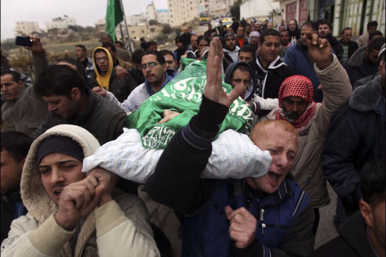 Palestinians carry the body of teenager Mohamad Salaymeh during his funeral in the West Bank city of Hebron in this December 13, 2012 file photo. As a winter chill falls on the West Bank, tensions are rising after years of relative calm, with clashes reported almost daily across the territory in a tangled ritual that has come to define 45 years of Israeli occupation. To match Insight PALESTINIANS-ISRAEL/TENSION REUTERS/Ammar Awad/Files (WEST BANK)