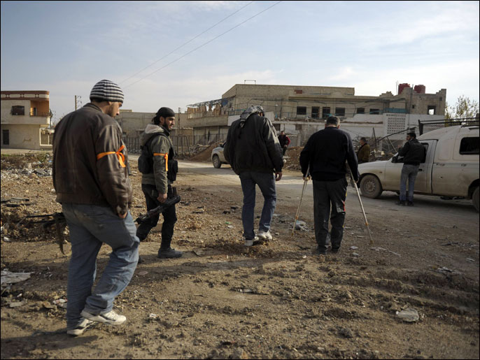 ‪مقاتلو الجيش الحر يحاولون منع النظام من اقتحام داريا بريف دمشق‬ (رويترز)
