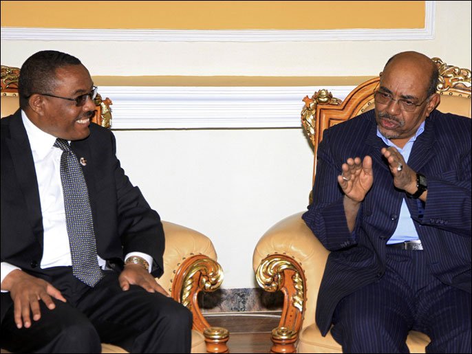 ‪الرئيس السوداني عمر البشير (يمين) مع رئيس الوزراء الإثيوبي هيلا ماريام ديسالين‬ (رويترز)