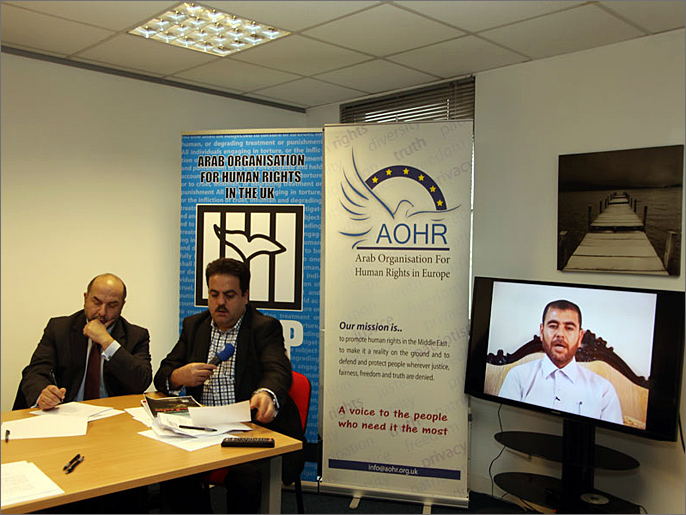 ‪عرض فيلم شهادات معتقلين تعرضوا للتعذيب‬  (الجزيرة)