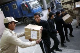Egyptian soldiers carry boxes with official papers in preparation for a referendum on a draft constitution, in Cairo, on December 13, 2012. Islamists backing Egyptian President Mohamed Morsi and the secular opposition ranged against them were rolling out campaigns over a divisive new constitution that has sparked weeks of protests