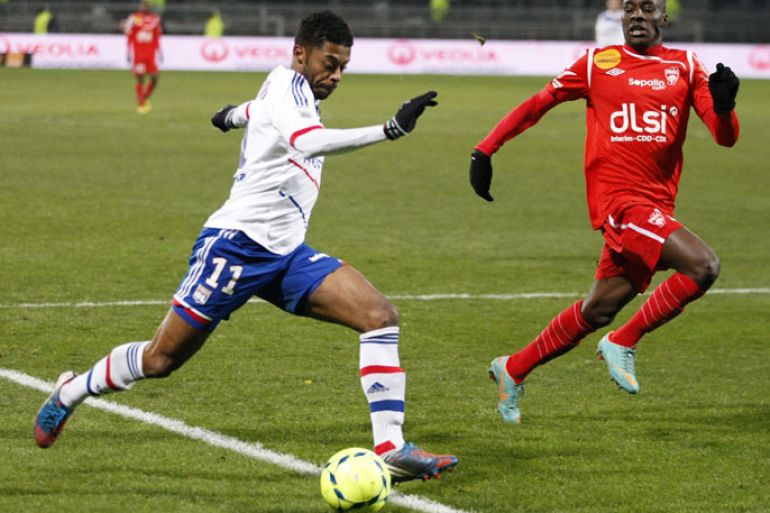 Olympique Lyon's Michel Bastos (L) is challenged by Massadio Haidara (R) of AS Nancy-Lorraine during their French Ligue 1 soccer match at the Gerland stadium in Lyon December 12, 2012. REUTERS/Emmanuel Foudrot (FRANCE - Tags: SPORT SOCCER)