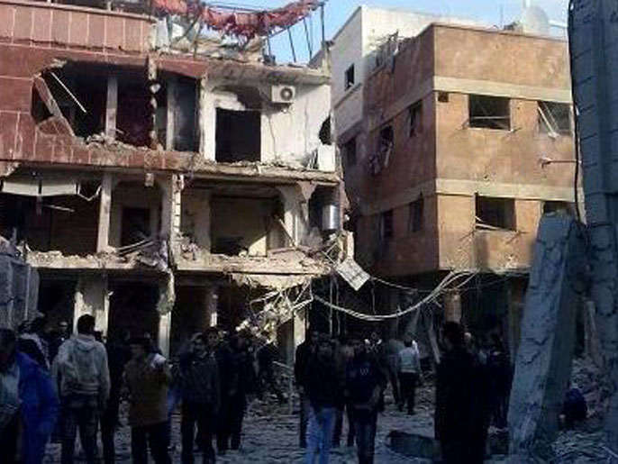 ‪صورة نشرتها شبكة شام الإخبارية تظهر جانبا من الدمار بعد قصف طائرات سورية مخيم اليرموك بدمشق‬ (وكالات)