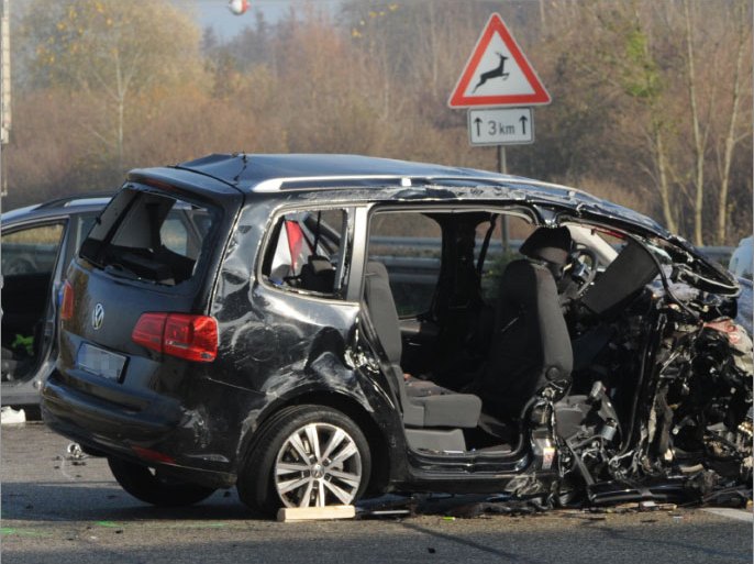 epa03476329 View of cars involved in an accident on the A5 Autobahn near Offenburg, Germany, 18 November 2012. According to police, six people were killed in a head-on high-speed crash between a minivan and a car that was driving the wrong way along a fog-shrouded highway. EPA/PATRICK SEEGER