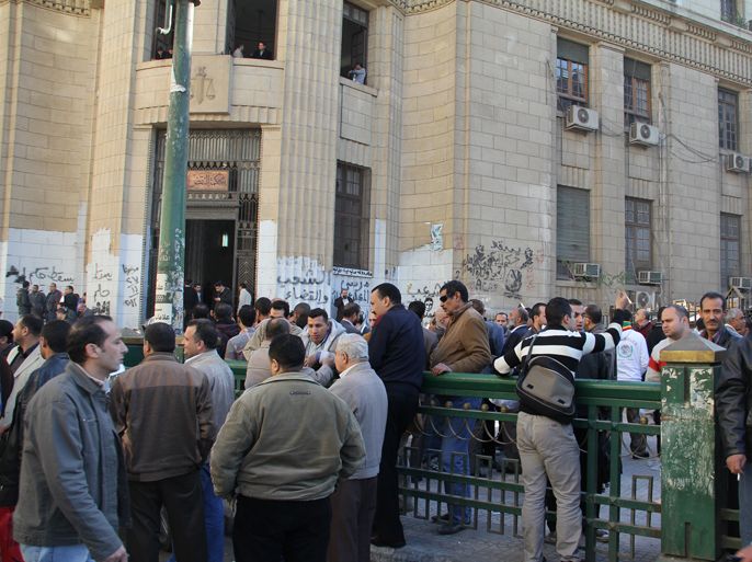 مؤيدون ومعارضون للنائب العام في وقفتين أمام دار القضاء العالي-أبوالعُلا