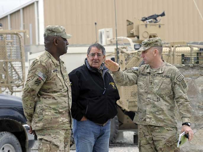 afp/US Defense Secretary Leon Panetta talks with Army Major General Robert Abrams (R) and Command Sgt. Major Edd Watson during a visit to Kandahar Airfield in Kandahar on December 13, 2012