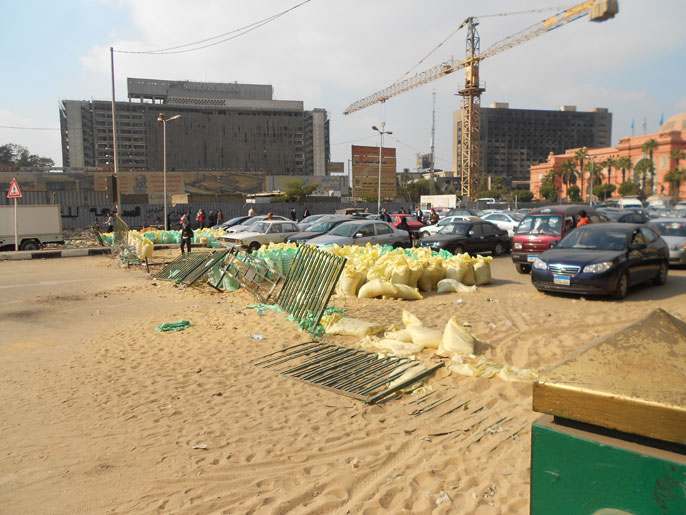‪(الجزيرة‬ متاريس عند مداخل ميدان التحرير 